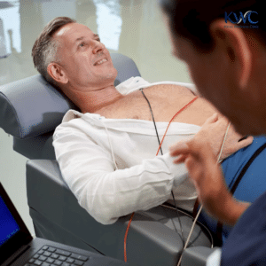 ผู้ป่วยชายกำลังเข้ารับ การซิงโครไนซ์กับหัวใจทำ EECP ที่ Kloss Wellness Clinic